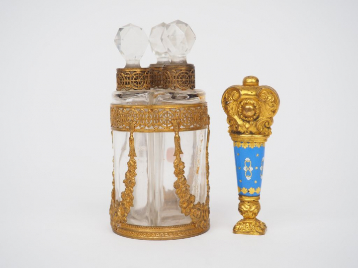 Flacon à odeurs XIXe de style Empire en bronze et cristal et cachet XI