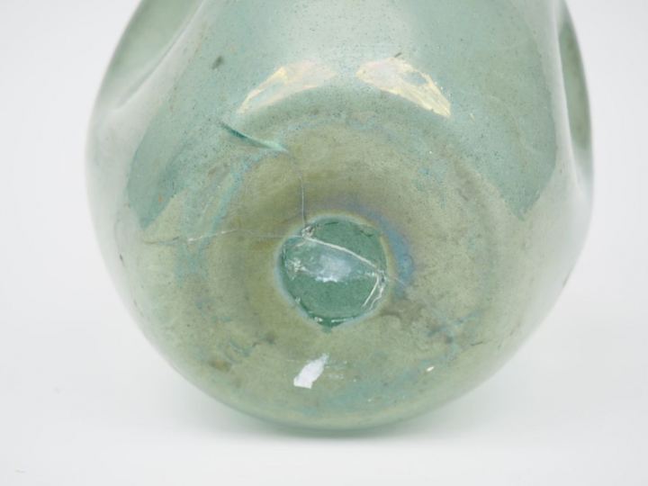 Vase XIXe de style antique en verre irisé. H. : 26 cm. (Fel sous le va