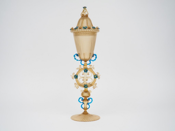 Grande coupe couverte sur piédouche en verre polychrome de Venise. H. 