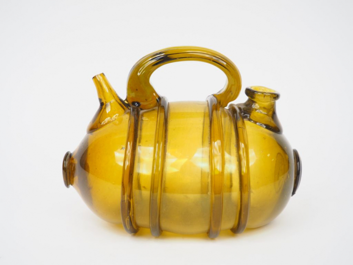 Poron XIXe en verre soufflé brun. Dim. : 21 x 16 x 15 cm.