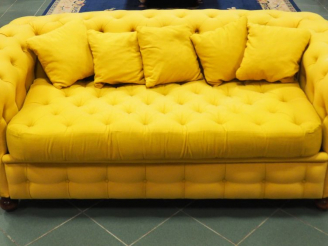 Vente aux enchères Canapé lit Chesterfield, garniture de tissu jaune Dim. : 66 x 172 x 92