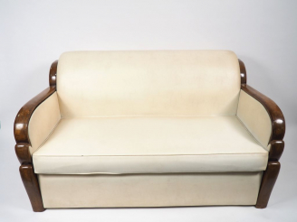 Vente aux enchères Canapé 1940 en bois naturel, garniture de skai blanc. Dim. : 145 x 85 