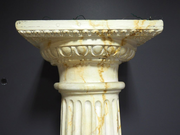 Grande paire de colonnes cannelées en bois peint à l'imitation du marb