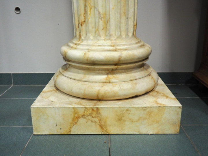 Grande paire de colonnes cannelées en bois peint à l'imitation du marb