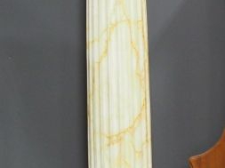 Grande paire de colonnes cannelées en bois peint à l'imitation du marb