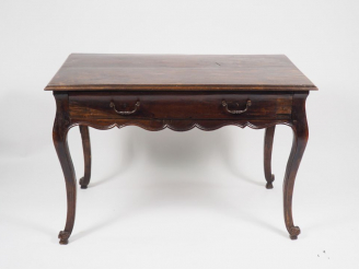 Vente aux enchères Table rustique Régence en bois naturel teinté, ouvrant à un tiroir en 