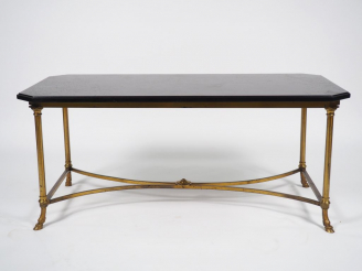 Vente aux enchères Table basse rectangulaire, plateau marbre noir à pans coupés, piètemen