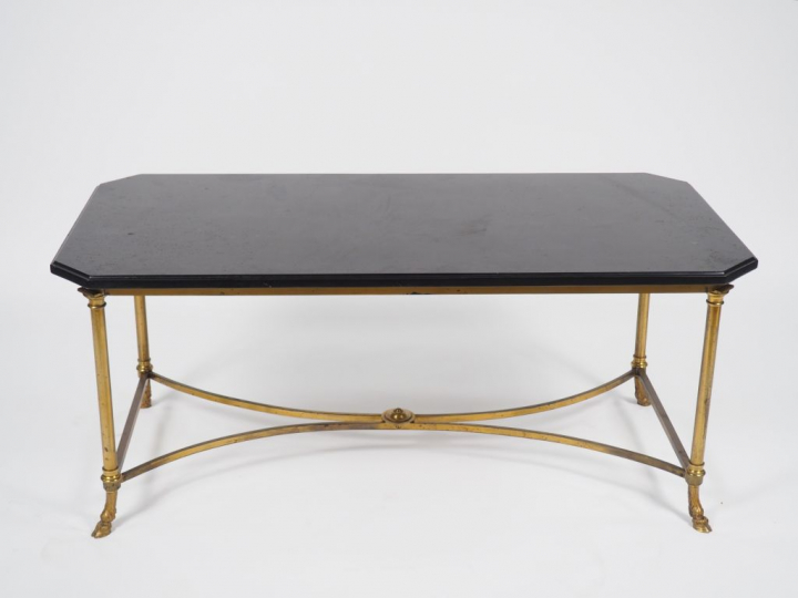 Table basse rectangulaire, plateau marbre noir à pans coupés, piètemen