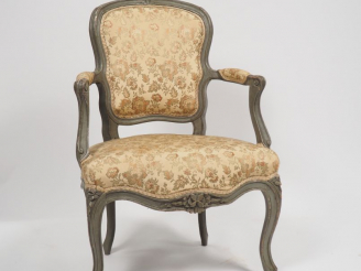 Vente aux enchères Fauteuil cabriolet Louis XV en bois sculpté et relaqué gris.