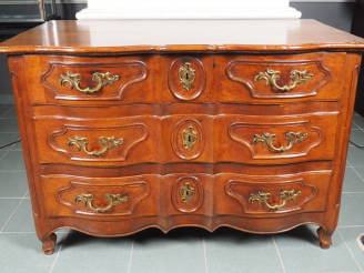 Vente aux enchères Commode Louis XV en noyer, ouvrant à trois tiroirs, façade à arbalète,