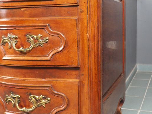 Commode Louis XV en noyer, ouvrant à trois tiroirs, façade à arbalète,