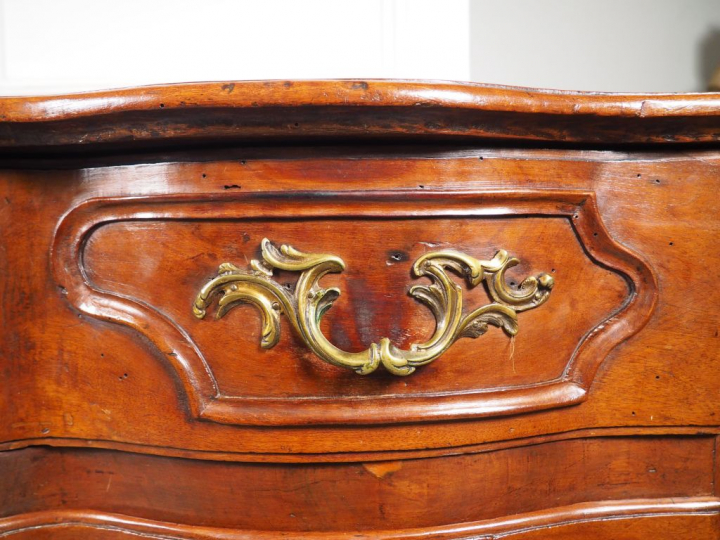 Commode Louis XV en noyer, ouvrant à trois tiroirs, façade à arbalète,