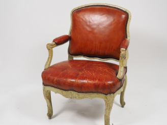 Vente aux enchères 	Fauteuil à dos plat Louis XV en bois sculpté et laqué vert, à décor d