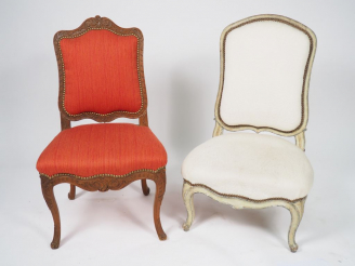 Vente aux enchères 	Chauffeuse Louis XV en bois laqué gris. Garniture de tissu blanc. Cha