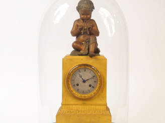 Vente aux enchères Pendule borne Restauration en bronze à patine médaille et doré, figura
