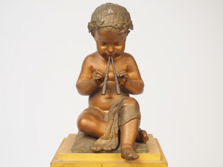 Pendule borne Restauration en bronze à patine médaille et doré, figura