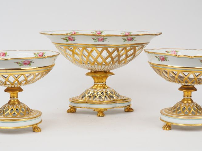	Garniture Restauration en porcelaine polychrome, à décor de frise de 