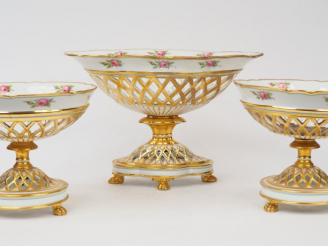 Vente aux enchères 	Garniture Restauration en porcelaine polychrome, à décor de frise de 