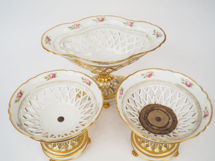 	Garniture Restauration en porcelaine polychrome, à décor de frise de 