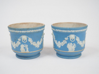 Vente aux enchères Paire de cache-pots en Wedgwood. H. 9 cm