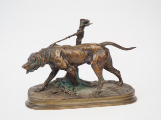 Vente aux enchères Pierre-Jules MÊNE "Chien de chasse" Sculpture en bronze.  Signée.  23,