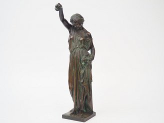 Vente aux enchères Aimé MILLET  "Jeune femme aux fleurs" Sculpture en bronze à patine ver