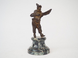 Vente aux enchères "Polichinelle" Sujet en bronze à patine brune.  Socle en marbre vert. 