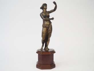 Vente aux enchères "Danseuse à l'antique" Sujet en bronze.  Socle en bois mouluré.  H. sa