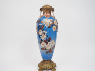 Vente aux enchères Grand vase monté en céramique de Satsuma, à décor de fleurs polychrome