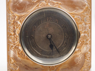 Vente aux enchères ATO et R. LALIQUE. Pendule carrée "Quatre moineaux du Japon". Verre bl