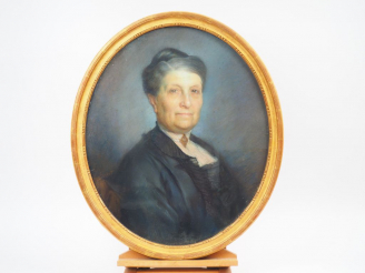 Vente aux enchères 	SARROT  « Portrait de dame » Pastel en médaillon. Signé en bas à gauc