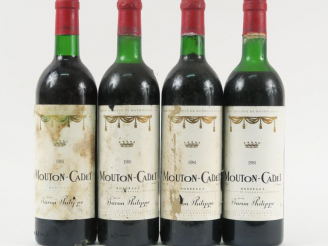 Vente aux enchères 4 BOUTEILLES MOUTON CADET BORDEAUX - 1981 - 2 BG+/1 LB/1 MEP/CAPS CORR