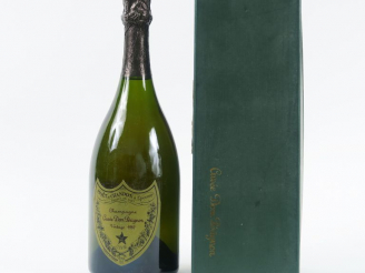 Vente aux enchères 1 BOUTEILLE CHAMPAGNE DOM PERIGNON - 1982 - COFFRET