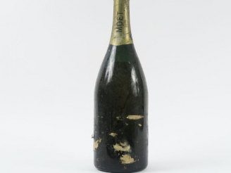 Vente aux enchères 1 VIEUX MAGNUM CHAMPAGNE MOET   CHANDON - 3 CM SOUS LA COIFFE/SE/CAPS 