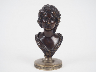 Vente aux enchères Ecole française XIXème. 'Buste de jeune femme'. Sculpture en bronze à 