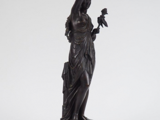 Vente aux enchères Jean BULIO. 'Jeune femme à la marionette'. Sculpture en bronze à patin