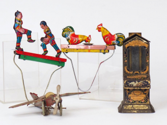 Vente aux enchères Lot de quatre jouets anciens : petit avion en tôle lithographié, tirel