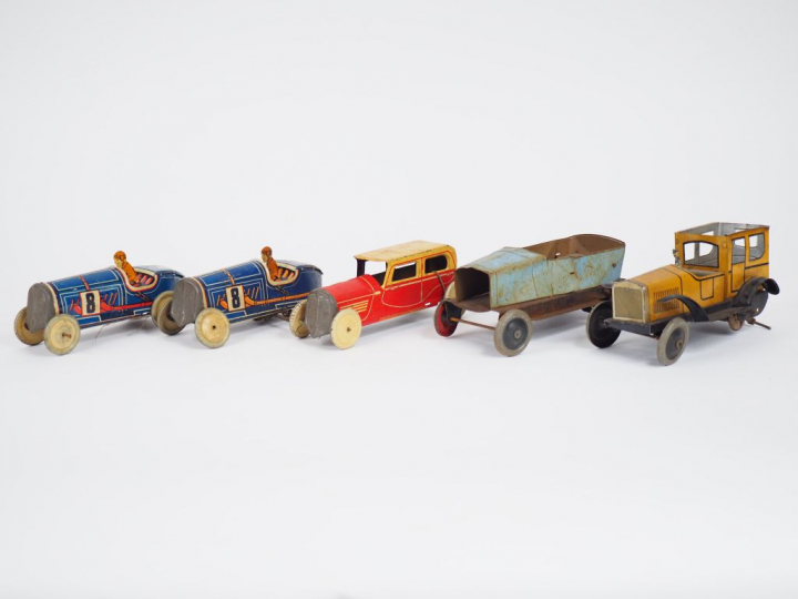 Cinq véhicules en tôle lithographiée, début XXème (premier quart), éta