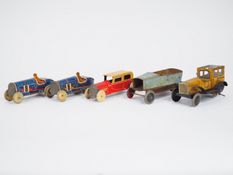 Vente aux enchères Cinq véhicules en tôle lithographiée, début XXème (premier quart), éta