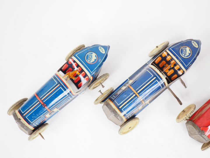 Cinq véhicules en tôle lithographiée, début XXème (premier quart), éta