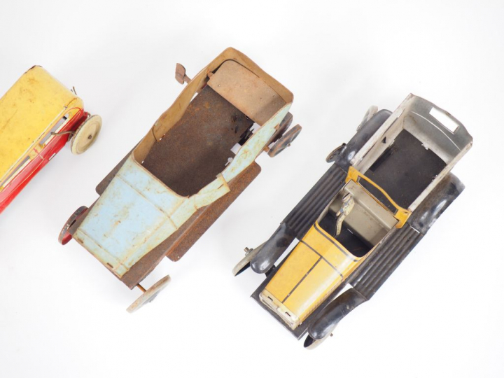 Cinq véhicules en tôle lithographiée, début XXème (premier quart), éta