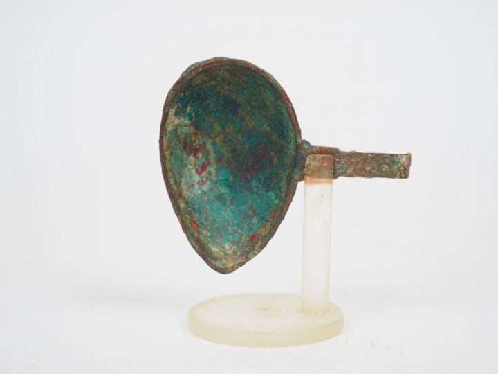Lot de deux objets antiques en bronze.  H. : 7 cm et 5.4 cm
