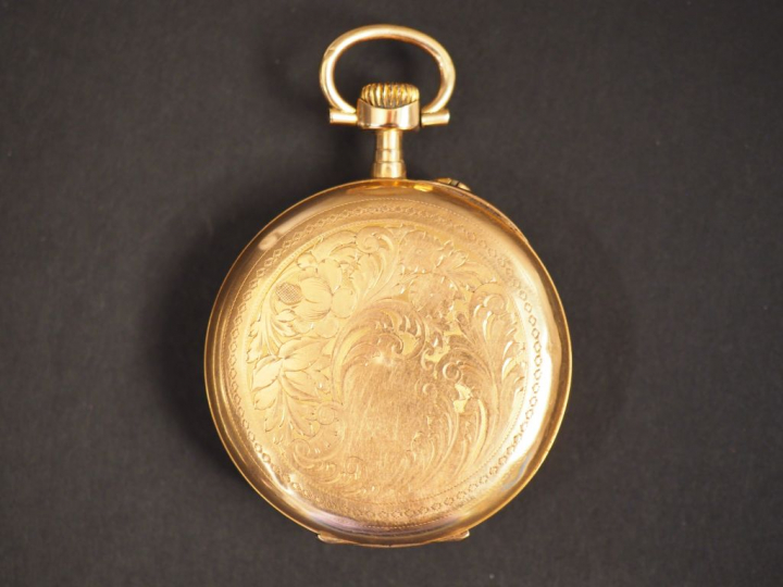 Montre de gousset en or jaune, boitier à décor de rinceaux et de fleur