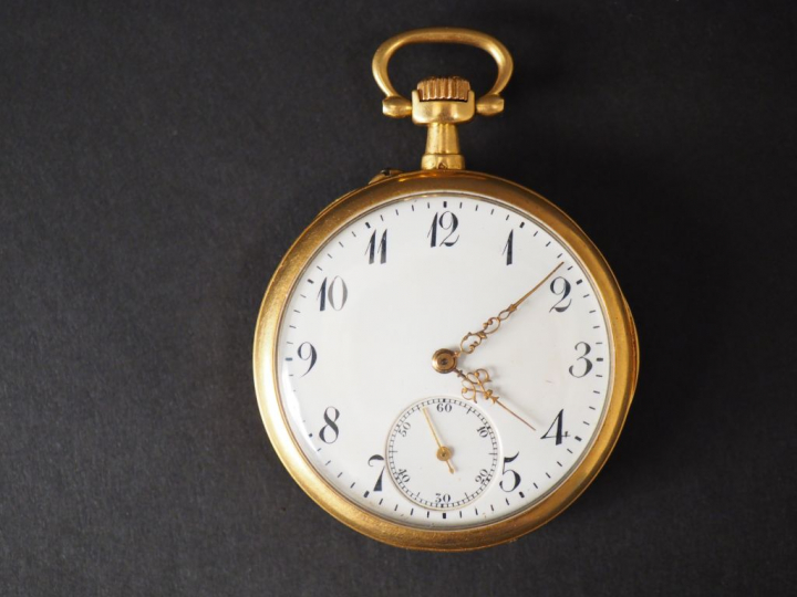 Montre de gousset en or jaune.  Chiffres arabes pour les heures.  Le p