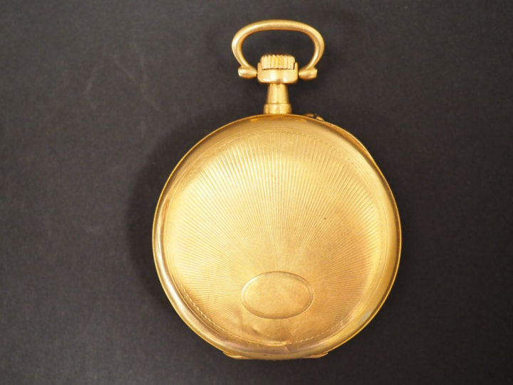 Montre de gousset en or jaune.  Chiffres arabes pour les heures.  Le p