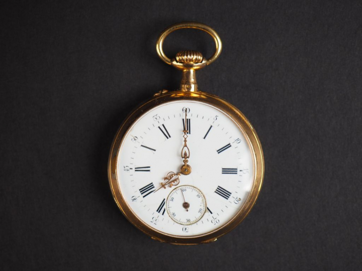 Montre de gousset en or jaune.  Cadran à fond émaillé blanc à chiffres