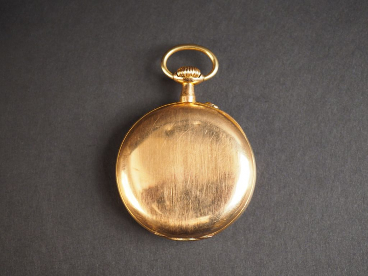 Montre de gousset en or jaune.  Cadran à fond émaillé blanc à chiffres