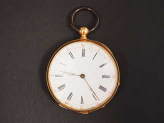 Vente aux enchères Montre de gousset en or jaune, boitier à décor de cartouche.  Cadran é