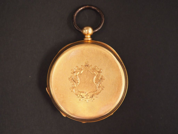 Montre de gousset en or jaune, boitier à décor de cartouche.  Cadran é
