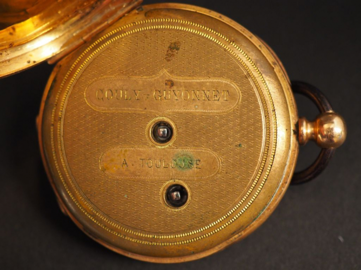Montre de gousset en or jaune, boitier à décor de cartouche.  Cadran é